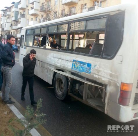 Bakıda betonqarışdıran maşın avtobusa çırpıldı: yaralılar var (FOTO)